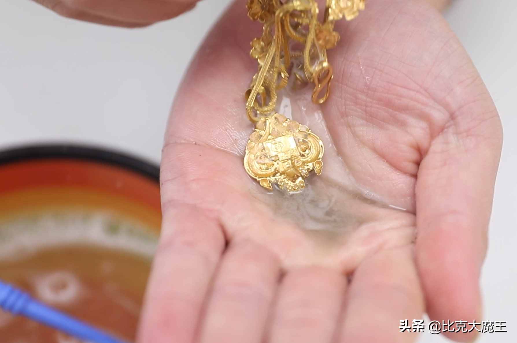 金箔金命穿什么颜色衣服好_夏天穿白色衣服露内衣颜色_黄皮肤穿淡紫颜色衣服